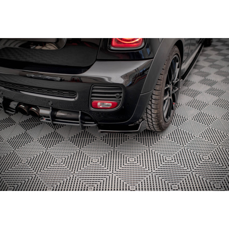 Splittery tylne boczne MINI JCW R56 (2006–2010).